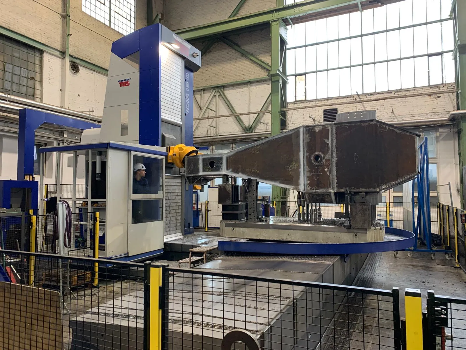 Pozioma wiertarko-frezarka CNC ze stołem obrotowym